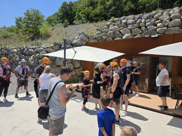 FOTO Adrenalinska atrakcija u Orahovici - zip line preko jezera!
