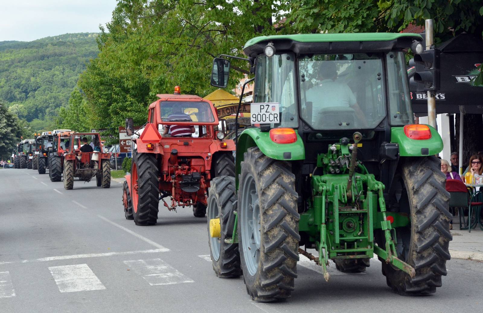 Utrka traktora na Festivalu GraÅ¡evine u Kutjevu