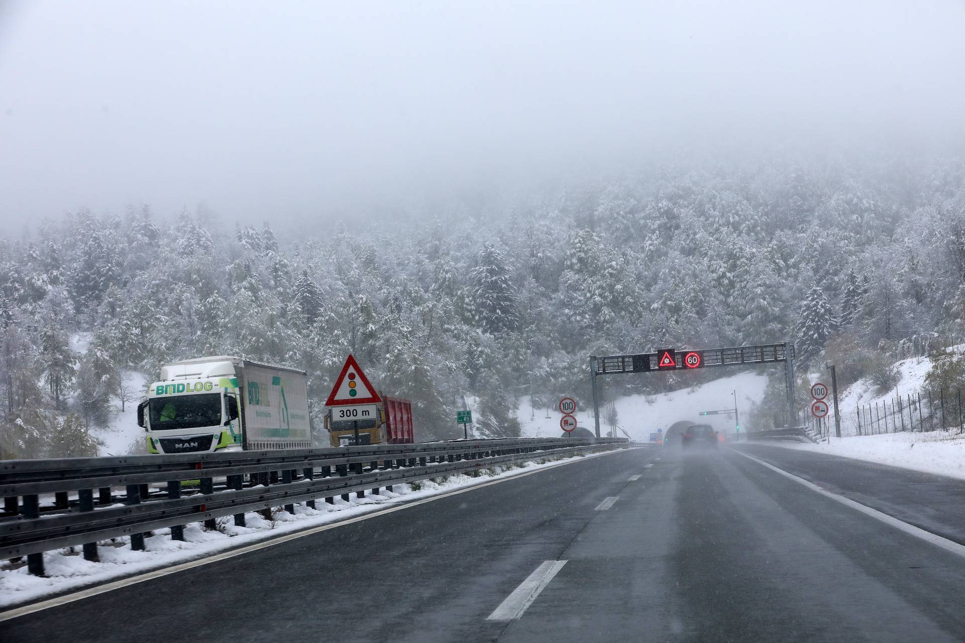 Delnice: Pada snijeg u Gorskom kotaru