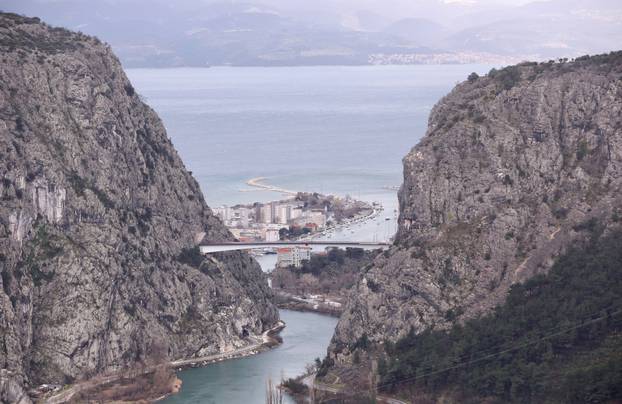 Spajanje posljednjih centimetara mosta u Omišu 