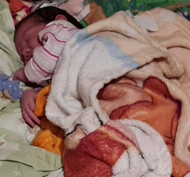 Beba rođena prije 5 dana spava u kamp kućici uz još sedmero ljudi: 'Tužni smo i strah nas je'