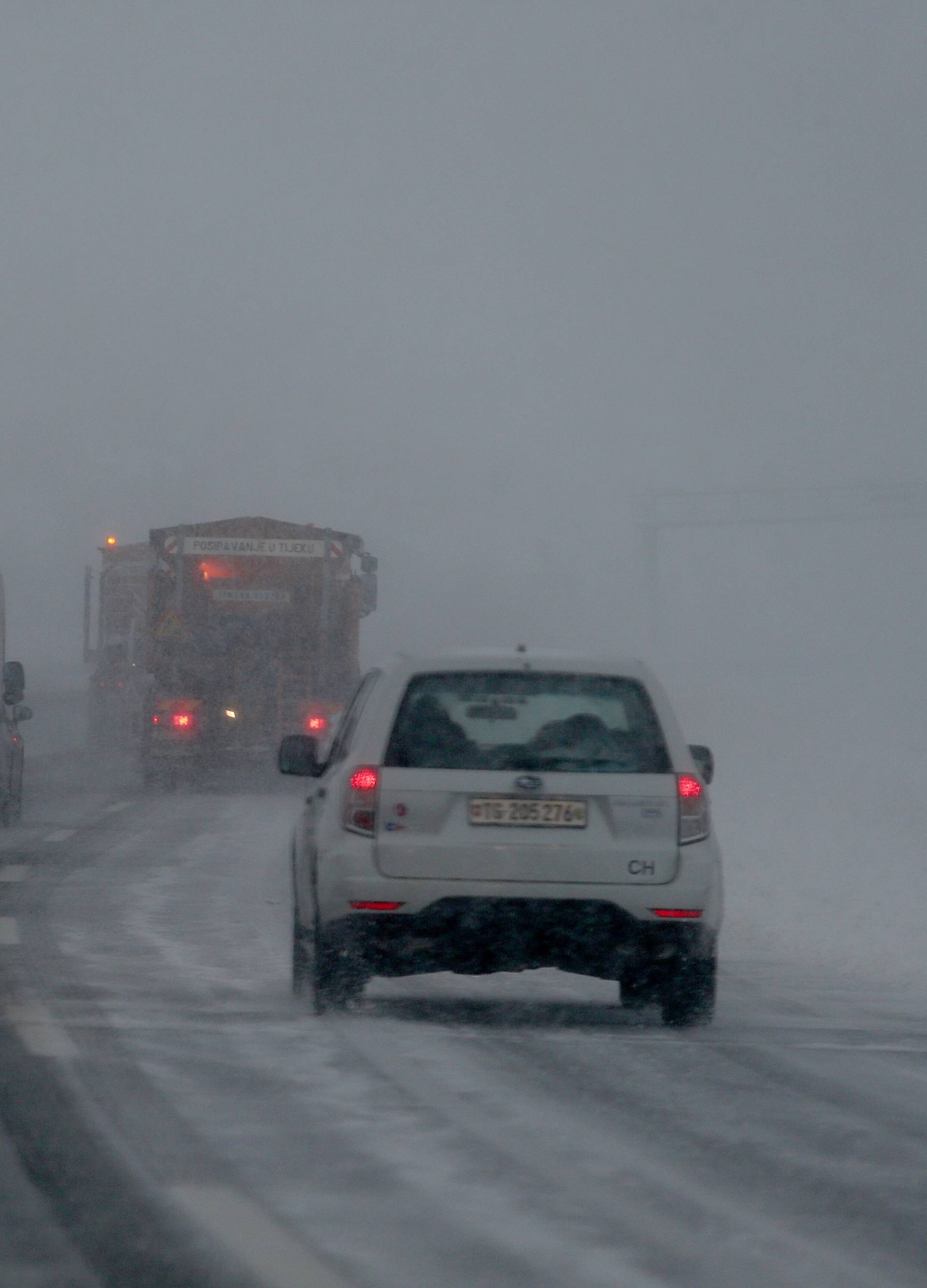 Snijeg u Lici, moguća poledica: Temperature padaju i do -10°C