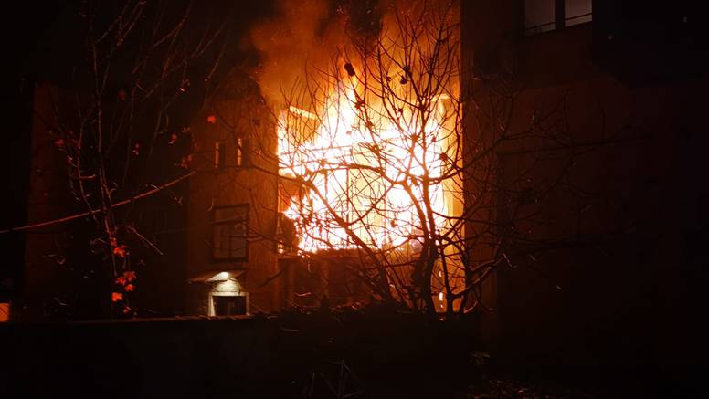 Drama na Trešnjevci: Gorjela trokatnica, vatrogasci na terenu