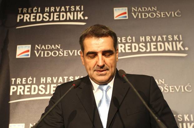 Zagreb: Nadan Vidoševi? pognute glave nakon rezultata glasovanja