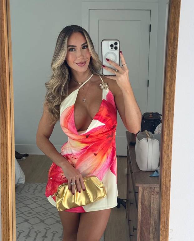 FOTO Alena je ponosna na svoju savršenu stražnjicu! Pokazuje ju stalno i iz svih kuteva...