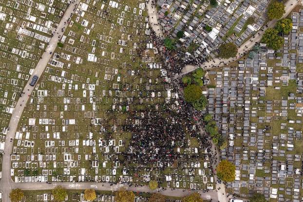 Sarajevo: Pogled iz zraka na posljednji ispraćaj Halida Bešlića na gradskom groblju Bare