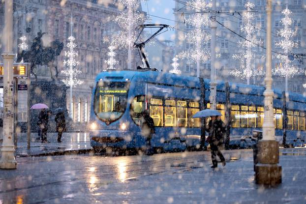 Zagreb: Pogoršanje vremena zahvatilo Zagreb, pada gusti snijeg