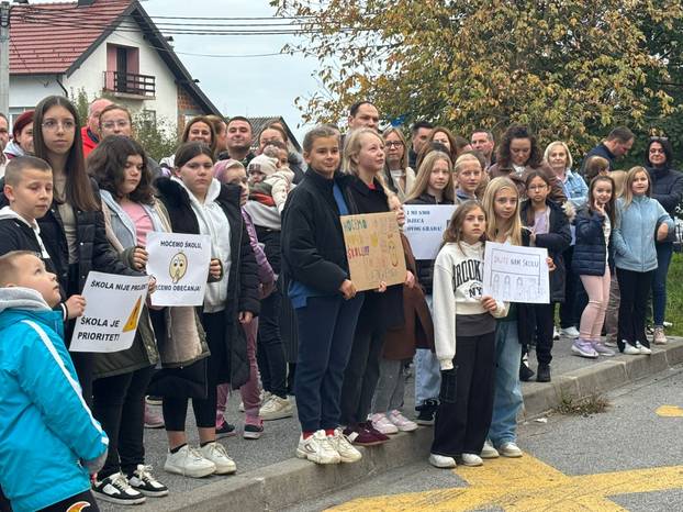 FOTO Prosvjed roditelja pred OŠ Dragonožec: 'Obećali ste, dajte nam školu', 'Škola nije projekt'