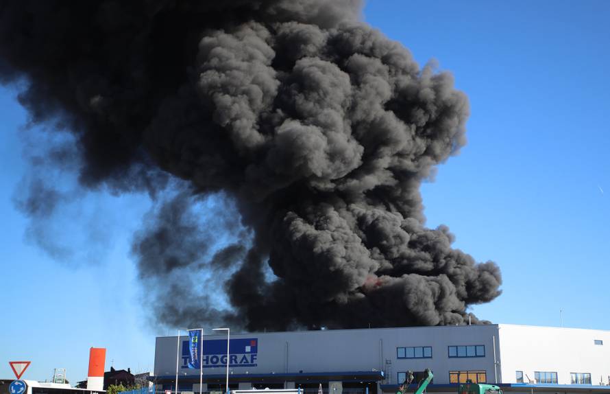Sveta Nedelja: Požar u skladištu guma, hitne službe su na terenu