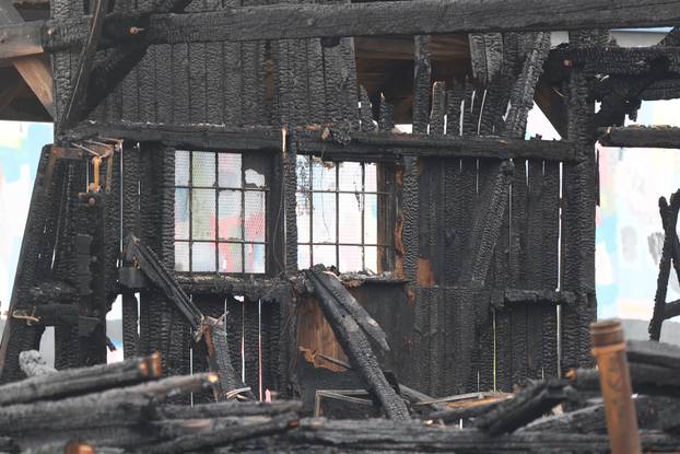 Osijek: Očevid jučerašnjeg požara na barakama uz prugu