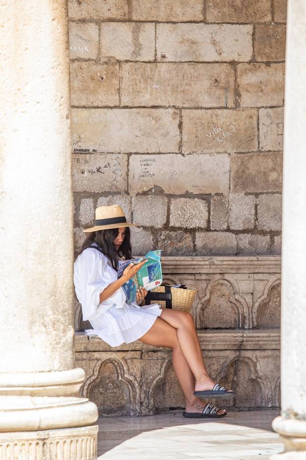 Turisti u obilasku stare jezgre Dubrovnika