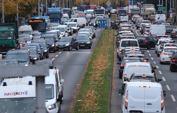Zagreb: Velike gužve zbog zatvaranja prometnica u blizini zgrade Vjesnika