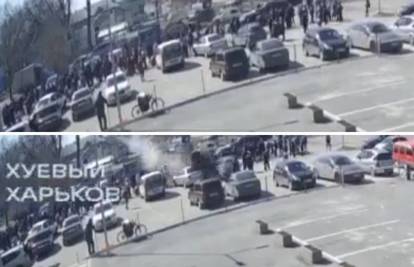 VIDEO Užasna snimka: Granata pala na krcati parking u Harkivu