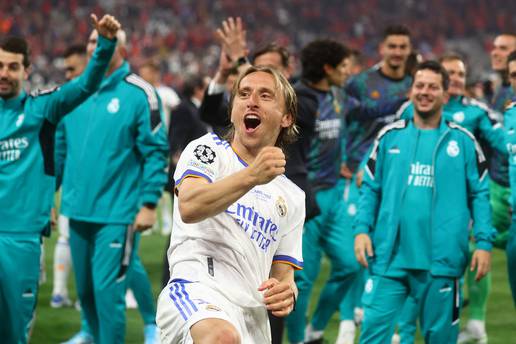 Šlag na tortu nezaboravne noći: Modrić potpisao tijekom slavlja