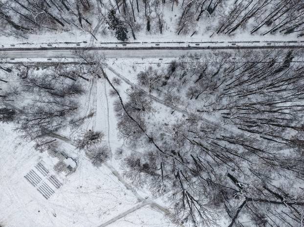 Pogled iz zraka na park Maksimir i njegova jezera tijekom zime