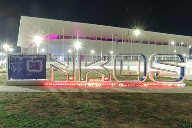 Osijek: Građani dolaze zapaliti svijeće ispred Opus Arene 