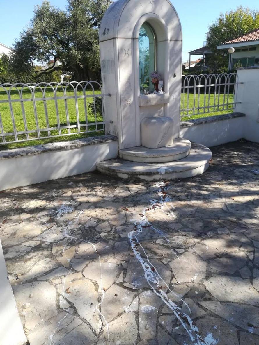 Kipu Majke Božje u Kaštelima odrubili glavu i sve zalili bojom