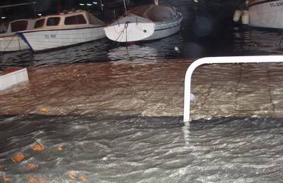 Plima izdigla razinu mora, potopljene ceste u Trogiru