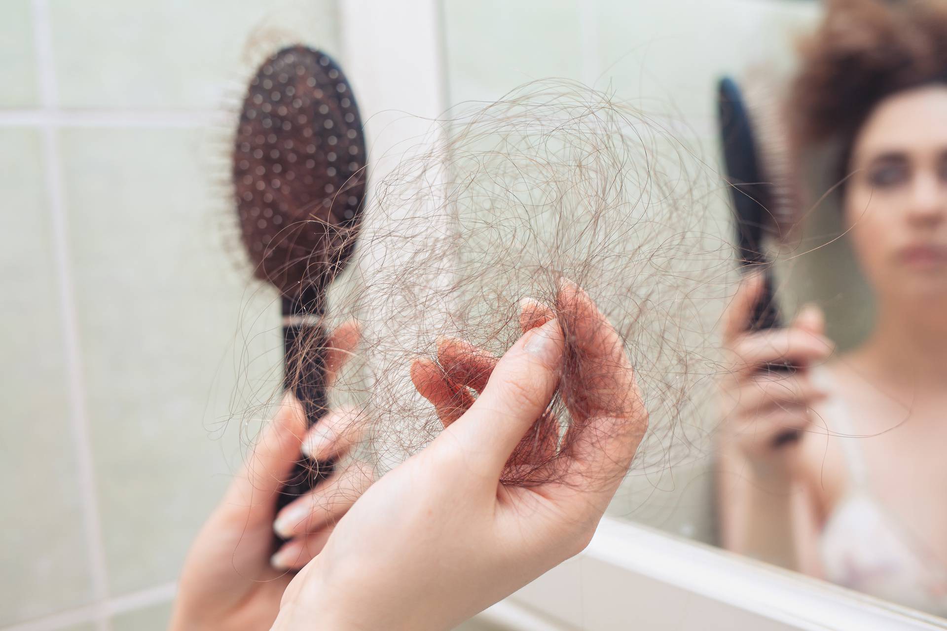 Zašto zimi naša kosa pojačano ispada? Zaustavite gubitak kose na vrijeme uz samo malo pažnje