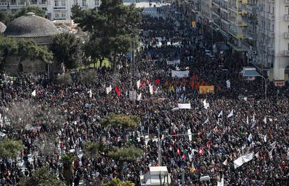 Grci bijesni: Deseci tisuća ljudi prosvjeduju zbog sudara vlakova. Radnici su u štrajku