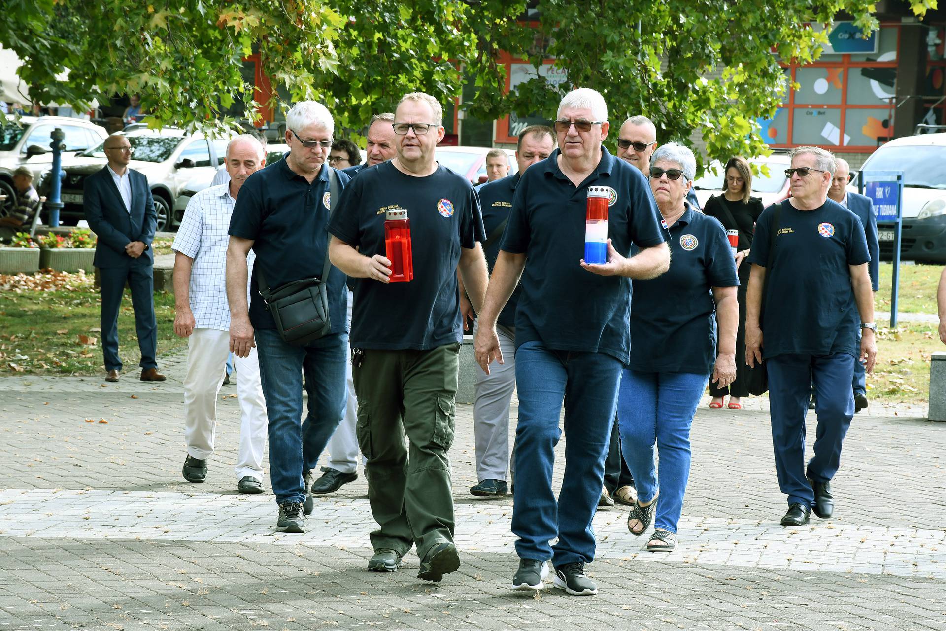 Sisak: Brojna izaslanstva zapalila su svijeće kod spomen obilježja povodom Dana pobjede i Dana hrvatskih branitelja