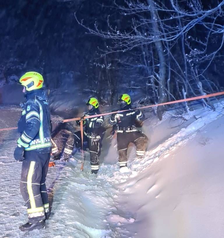 Drama na Sljemenskoj cesti: Jedan automobil je gorio, a drugi visio na rubu provalije