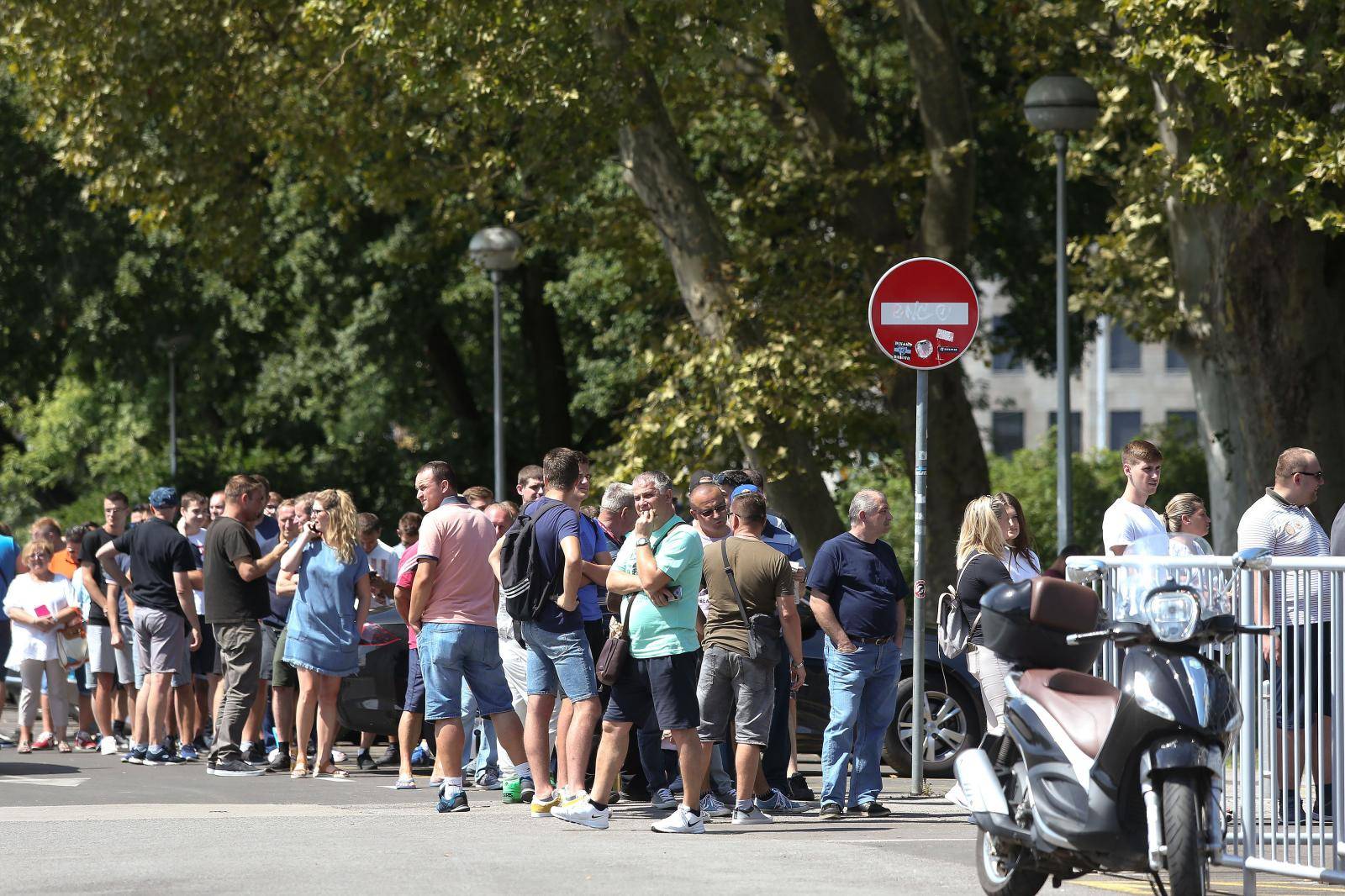 Sve je spremno za plavi pakao: Ogromni redovi u Maksimiru