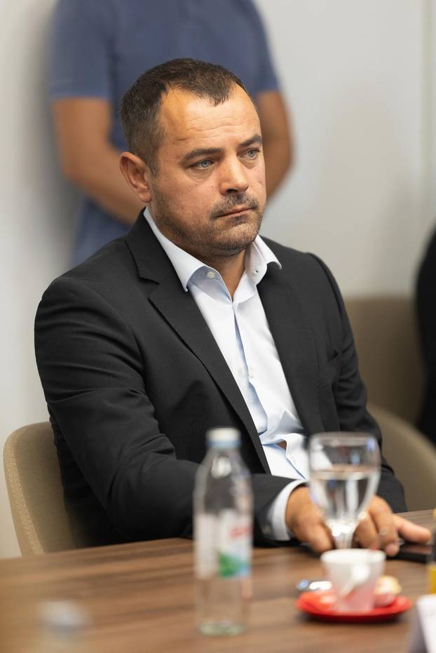 Osijek: Uru&ccaron;enje ugovora na&ccaron;elniku Op&cacute;ine Bilje &Zcaron;eljku Cickaju   o javnoj usluzi linijskog prijevoza putnika u cestovnom  prometu 