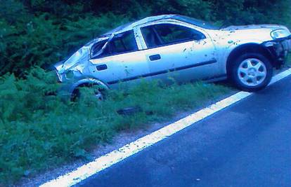 Opel sletio s ceste i pao u jarak, putnica ozlijeđena
