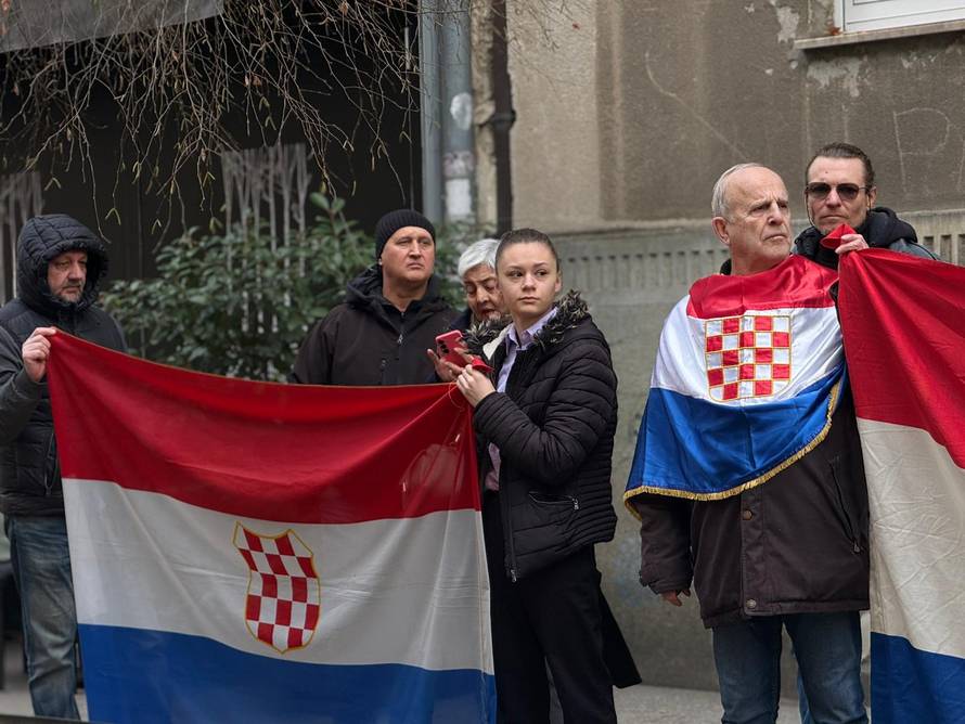 FOTO Keleminec i desničari pred stanom Mrak Taritaš. Puštali su Thompsona, susjedi ih polijevali