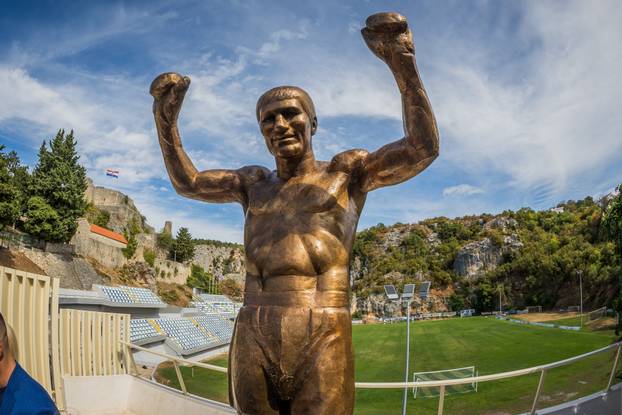 Imotski: Otkriven spomenik Mati Parlovu ispred stadiona Gospin Dolac