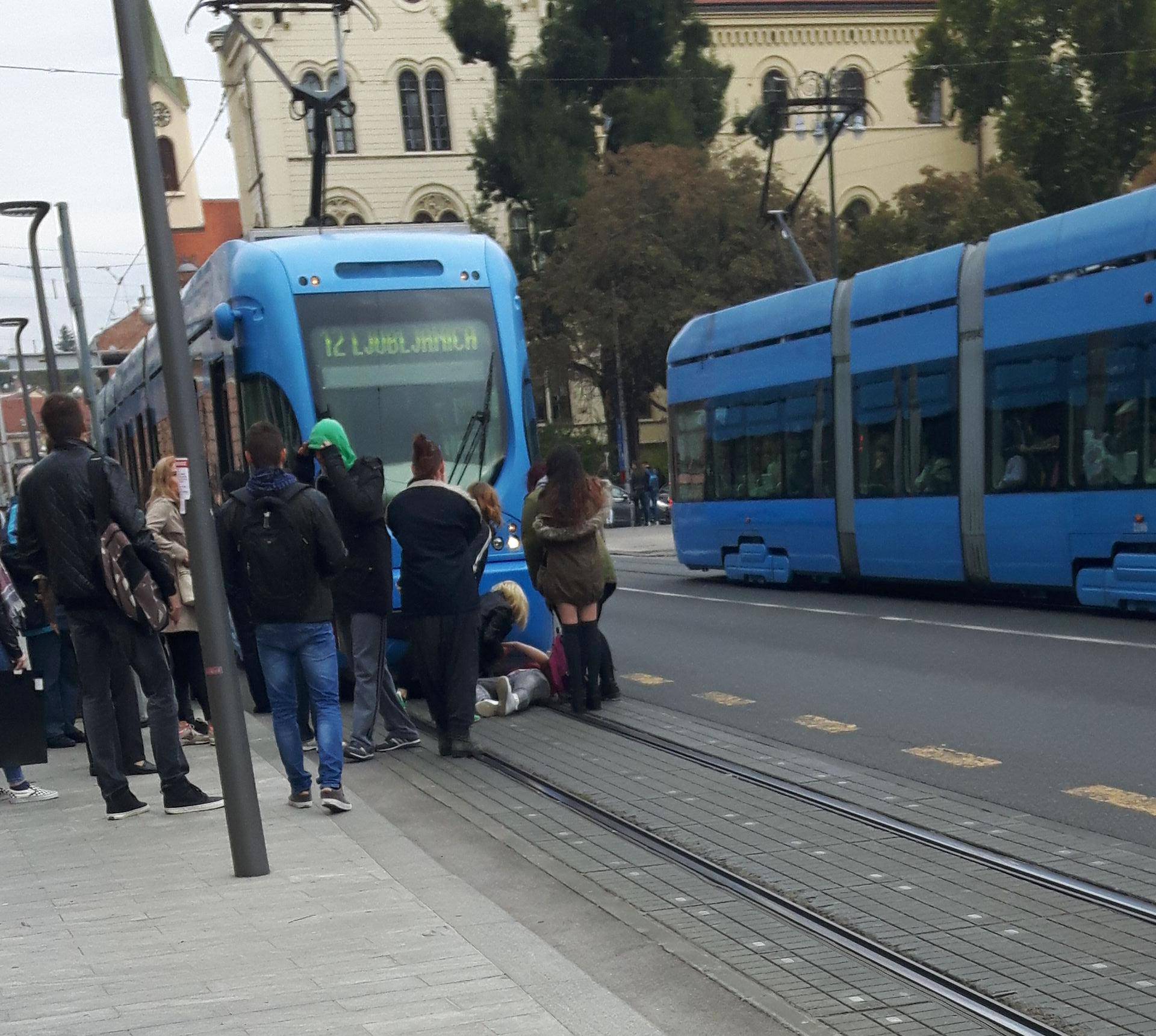 Nesreća u Zagrebu: Djevojka se spotaknula i pala pod tramvaj