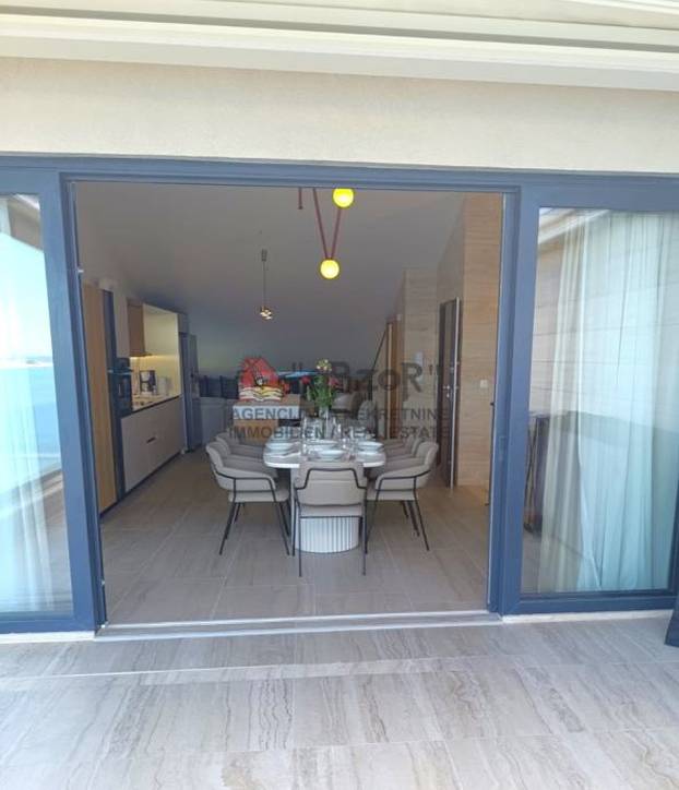FOTO Ekskluziva! Prodaje se penthouse prvi red do mora, dvije etaže su povezane liftom