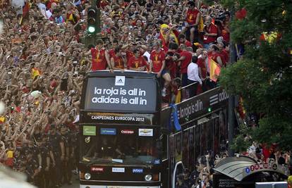 Sad slijedi pravo slavlje: Prvaci se s trofejom vratili u Madrid!