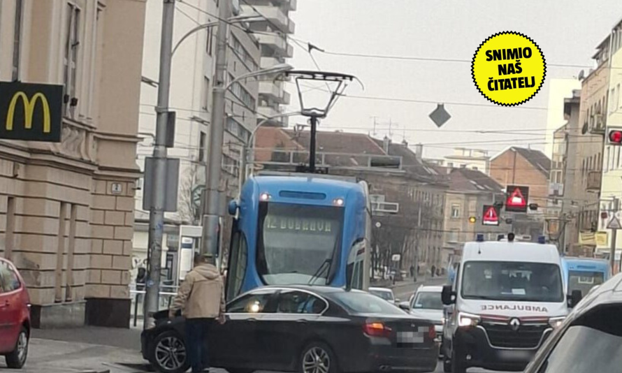 FOTO Sudar auta i tramvaja u Zagrebu: 'Prepriječio mu je put'