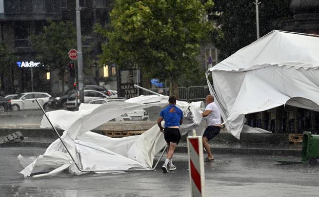 Šatorsko naselje ispred Narodne skupštine Republike Srbije nije izdržalo nevrijeme koje je pogodilo Beograd