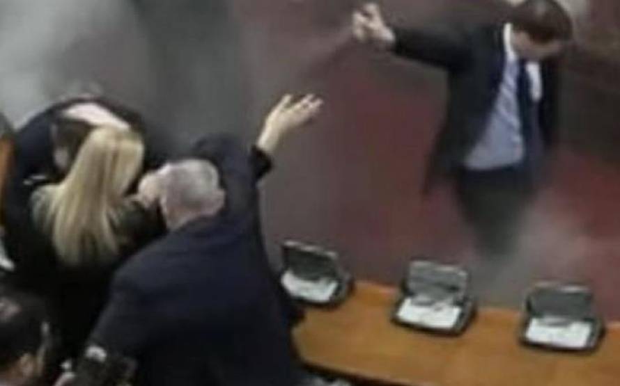 Lude scene iz Srbije! Zastupnik je suzavcem špricao trudnu kolegicu. Bore se za život bebe?