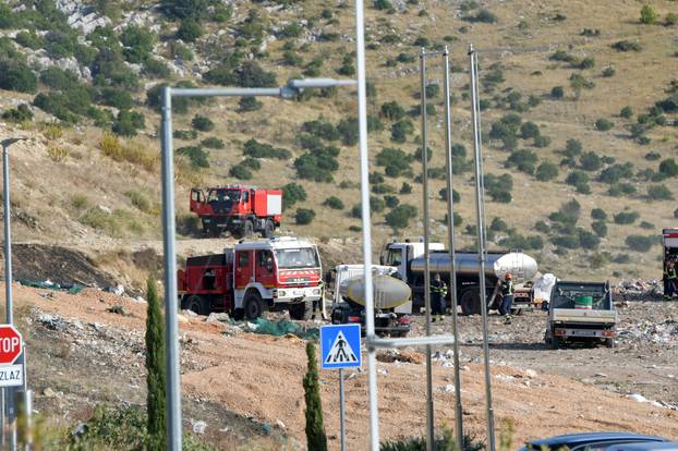 Sibeik: Pozar na odlagalistu otpada Bikarac gasi nekoliko vatrogasnih vozila