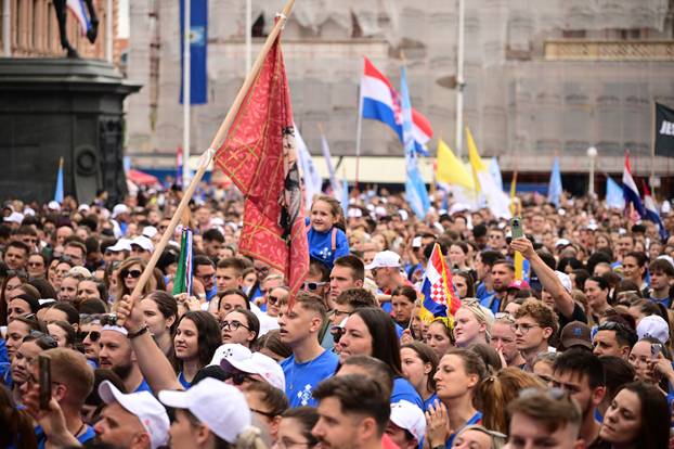 Zagreb: Dolazak hodočasnika Antunovskog hoda na Trg bana Josipa Jelačića