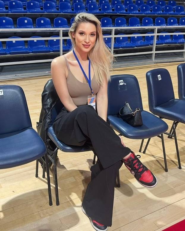 FOTO Srpska voditeljica osvojila euroligaške parkete, zablistala i u Zadru. Govori tri strana jezika