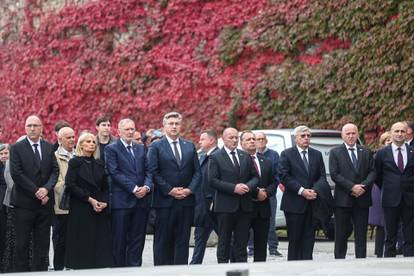 FOTO Državni vrh okupio se na Mirogoju, ispratili preminulog ravnatelja KBC-a Antu Ćorušića