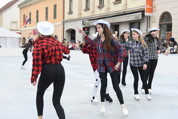 Na otvorenju klizališta u Bjelovaru glavna atrakcija bili su zagrebački klizači i bjelovarski hokejaši