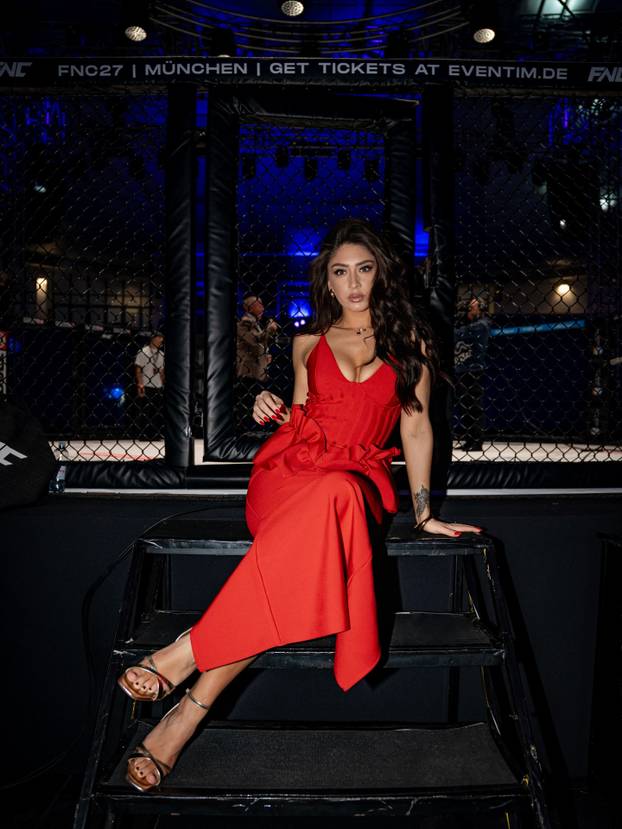 FOTO Hrvatica 'privodi' zvijezde FNC-a pred kameru, odjenula i dres Partizana: 'Neki će hejtati'