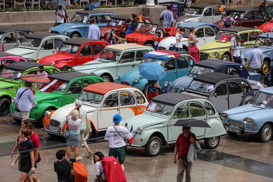 Spačeki okupirali Trg: Ma ovo je naš automobilski Woodstock