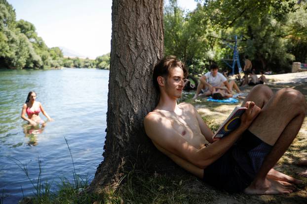 Residents and tourists battle heatwave in Podgorica