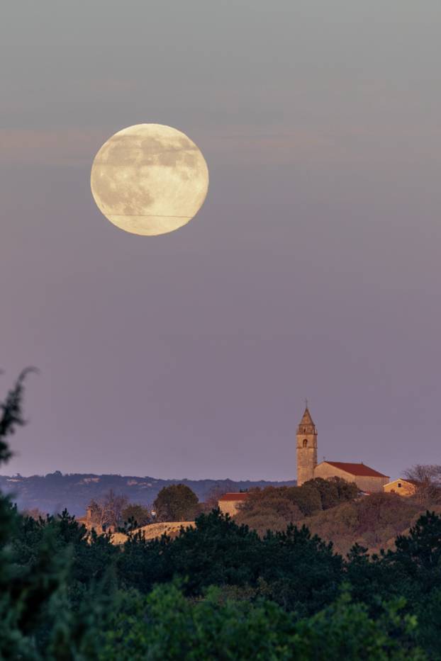 Pun mjesec iznad Motovuna