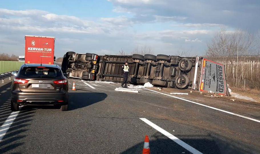 Šleper beogradskih tablica se prevrnuo na A3 kod S. Broda