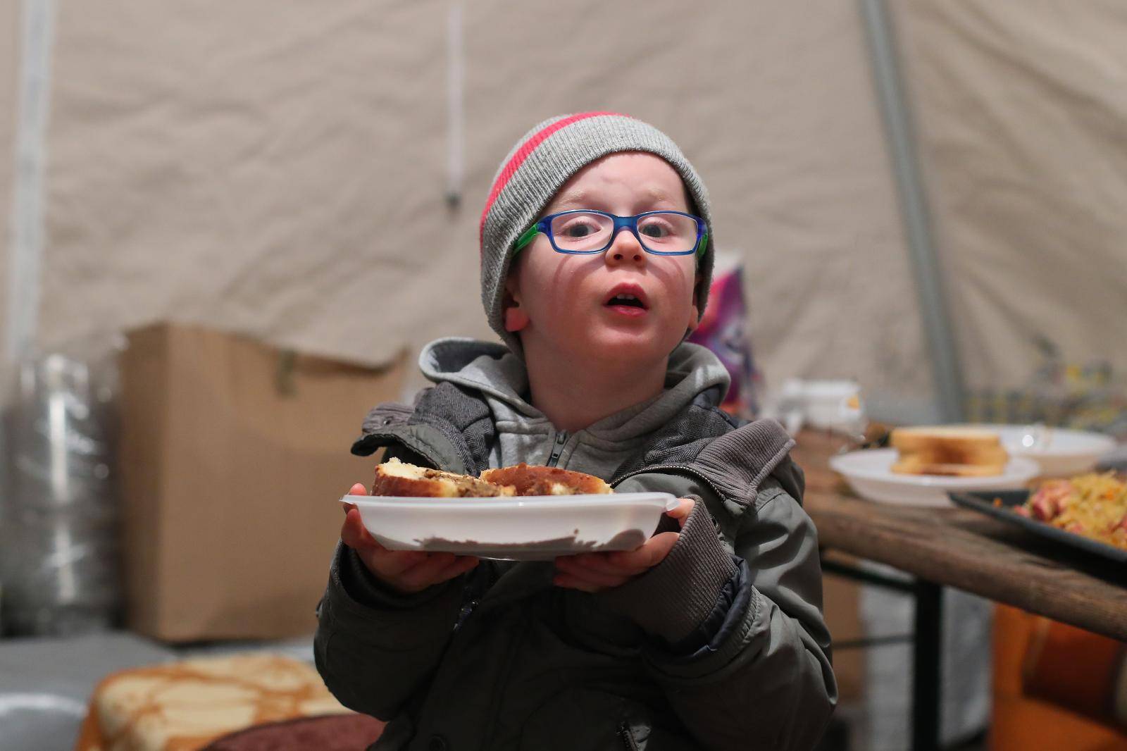 Bartol (4): 'Moj vrtić se srušio, sad kuham za volontere s tatom i mamom. Obožavam kuhati!'