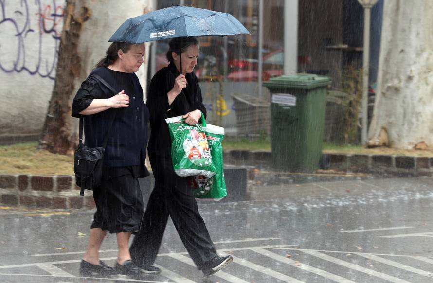 Zagrepčane iznenadio pljusak, tuča i grmljavina poharali Pulu