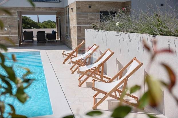 FOTO Pogledajte kuću koju su izgradili usred polja u Grbama: Stoji samo pola milijuna eura...